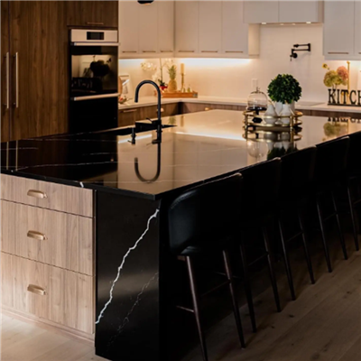 Svart og hvit benkeplate i kvartsstein